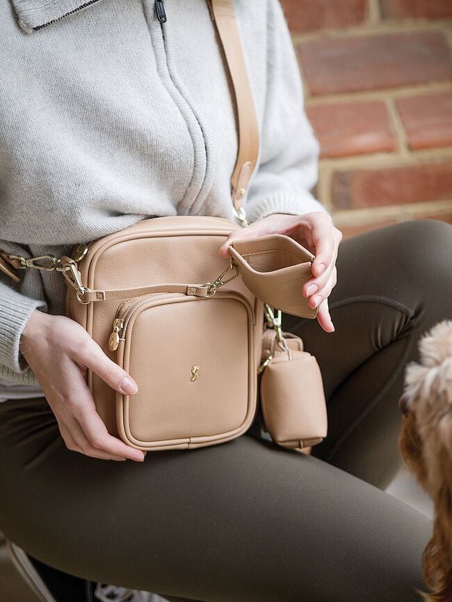 Bandolera Stackers Dog Walking, color camel