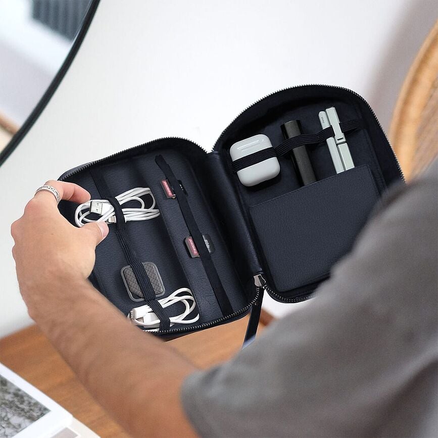 Estuche para cargadores y auriculares Stackers Pebble, azul marino