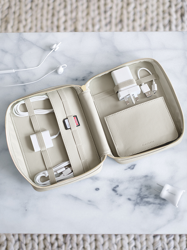 Estuche organizador para cargadores y auriculares Stackers, color topo