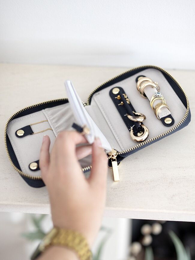 Estuche de viaje para joyas Stackers, pequeño, con espacio para anillos, color topo