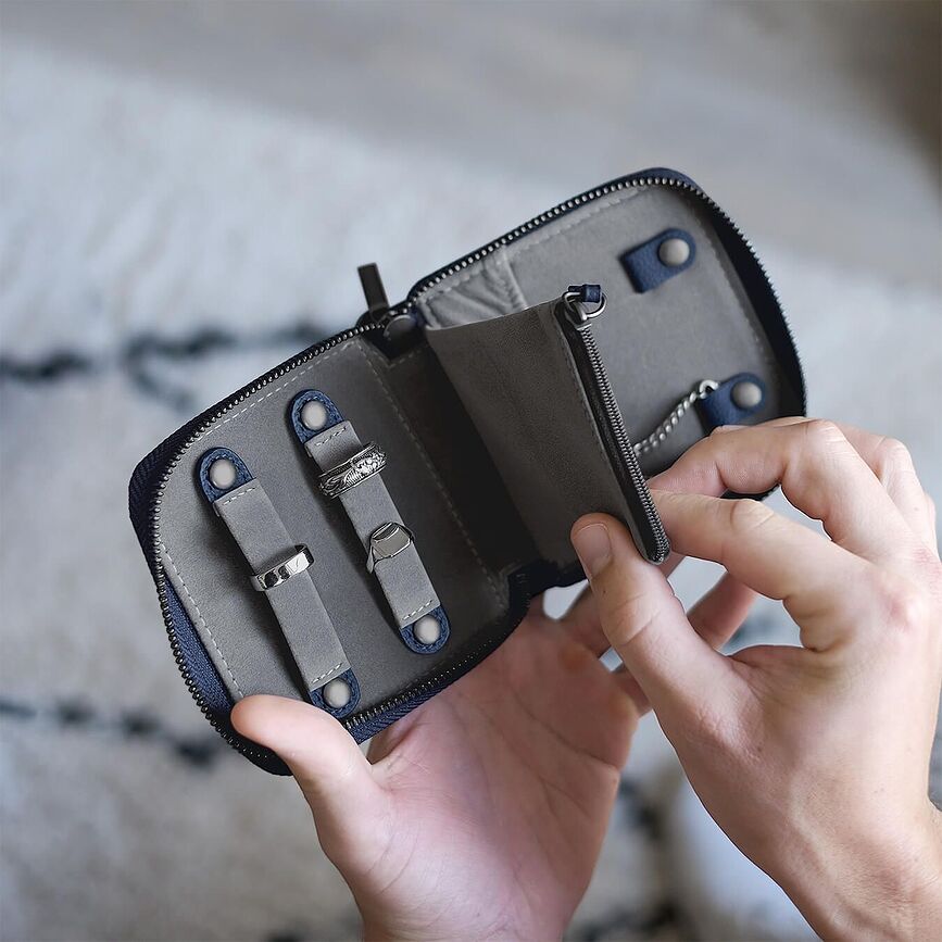 Estuche de viaje para joyas Stackers, pequeño, con espacio para anillos, color topo