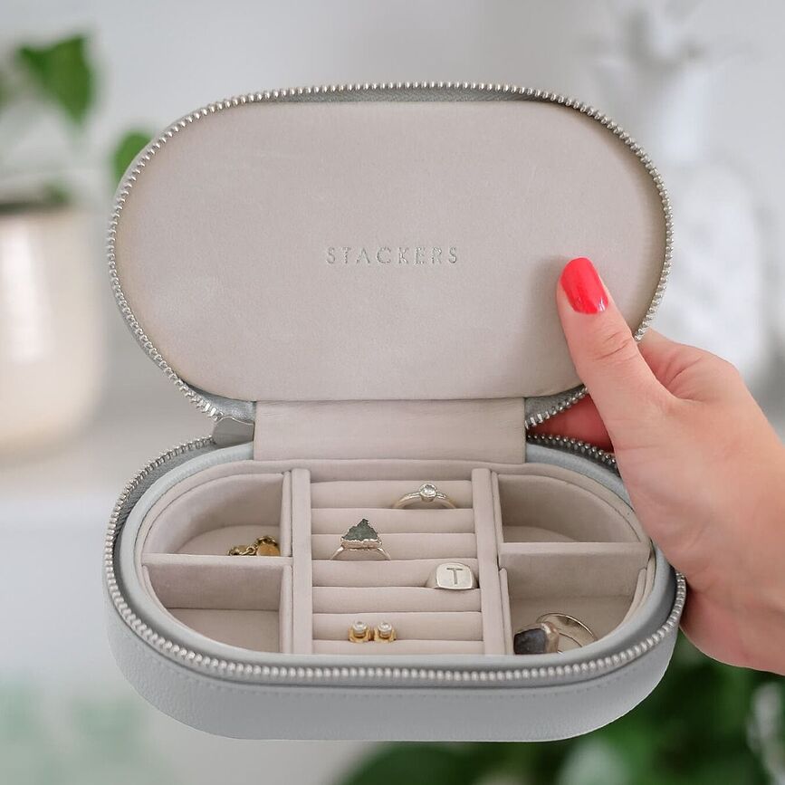 Estuche de viaje para joyas Stackers Travel, ovalado, gris piedra