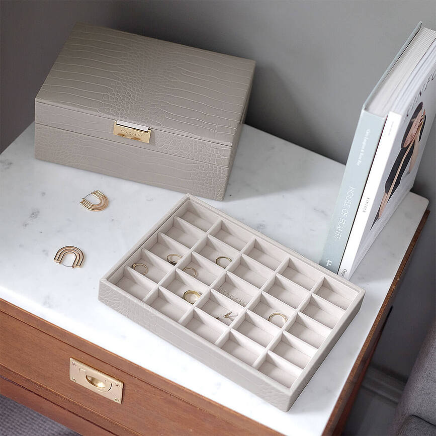 Joyero de 25 compartimentos Stackers Croc, estilo classic putty