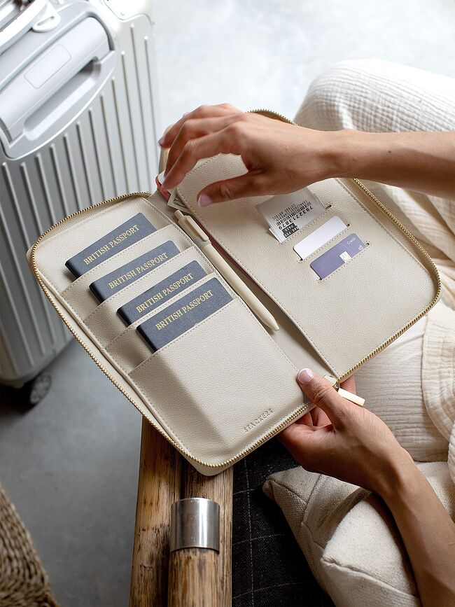 Portapasaporte y tarjetero de lino Stackers, beige claro