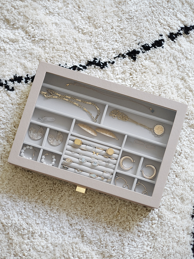 Stackers Jewellery box supersize 16 chamber taupe with drawer and glass lid