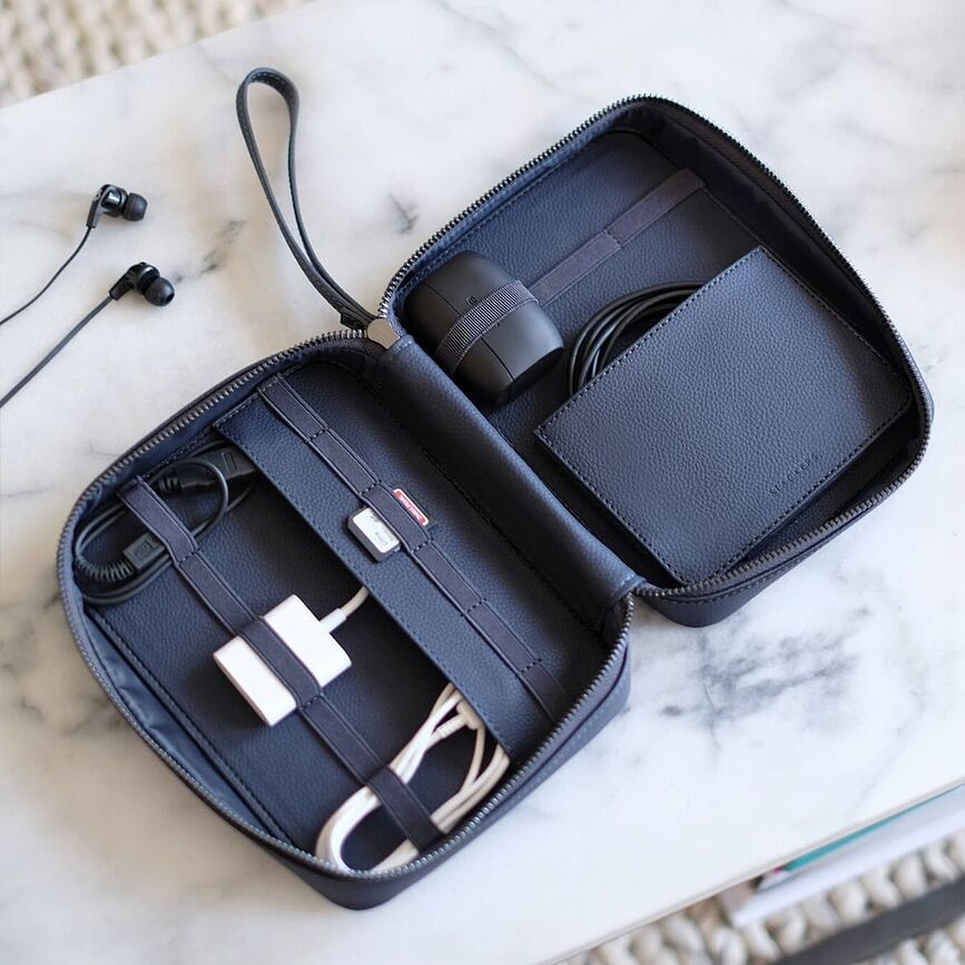 Stackers Pebble Étui pour chargeurs et écouteurs, bleu marine