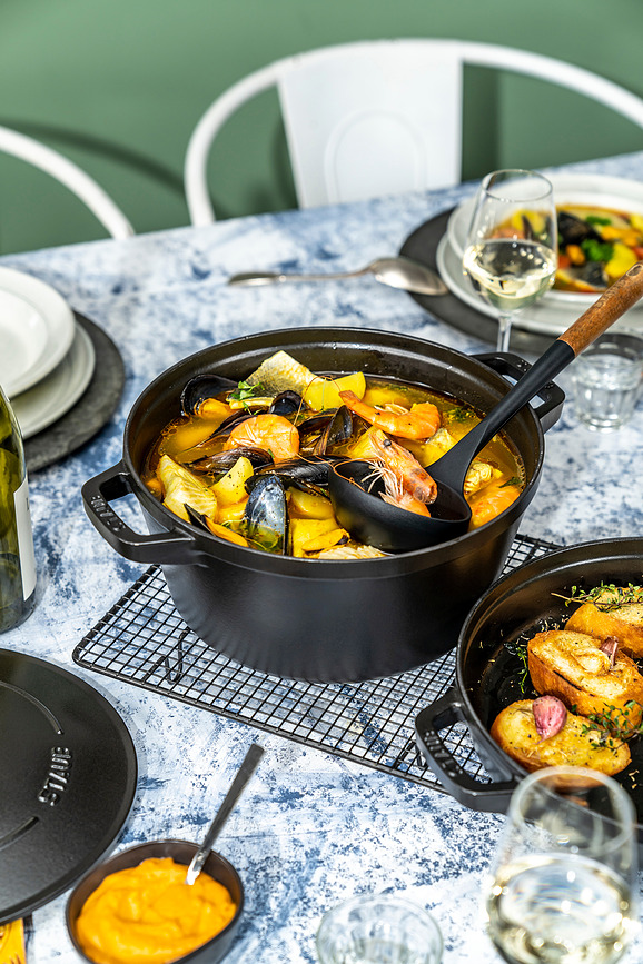 Staub gryde 24 cm, rød, med pande og låg, 3 dele