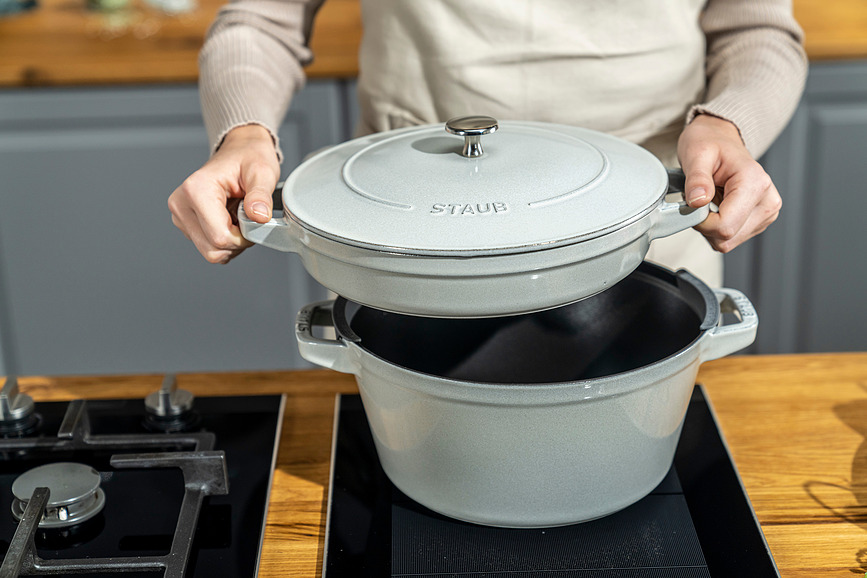 Staub gryde 24 cm, rød, med pande og låg, 3 dele