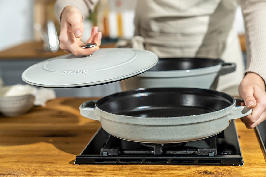 Staub gryde 24 cm, rød, med pande og låg, 3 dele