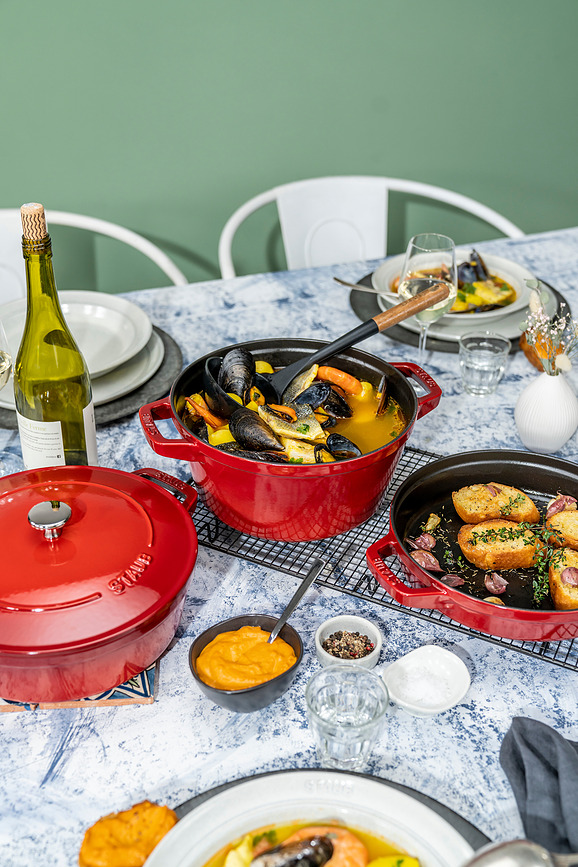 Staub gryde 24 cm, rød, med pande og låg, 3 dele