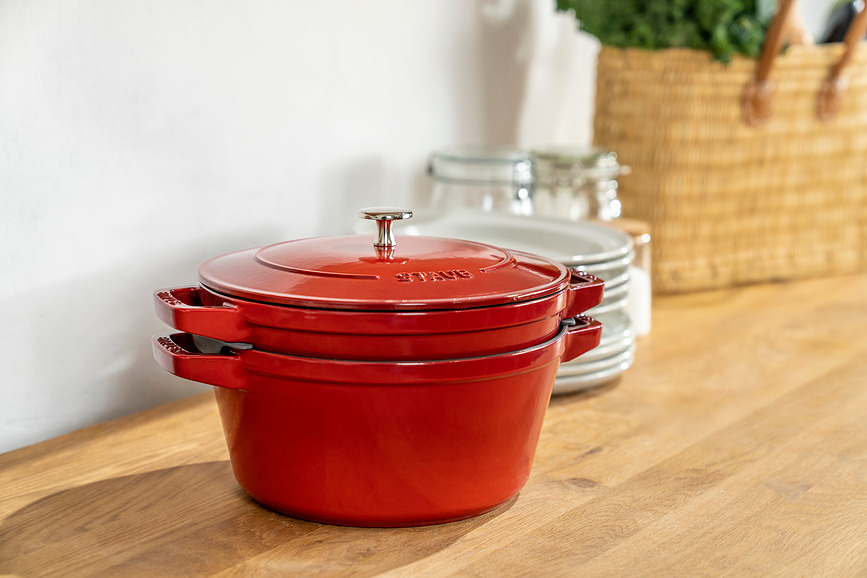 Staub gryde 24 cm, rød, med pande og låg, 3 dele