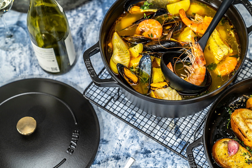 Staub gryde 24 cm, rød, med pande og låg, 3 dele