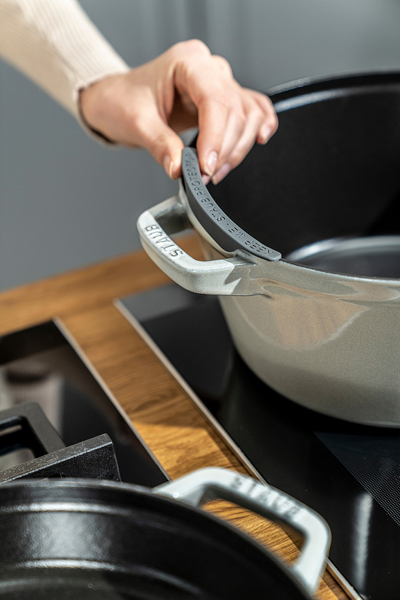 Staub gryde 24 cm, rød, med pande og låg, 3 dele