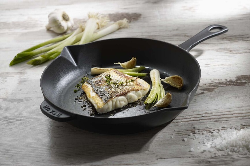 Staub Tava s metalnom ručkom 26 cm crna