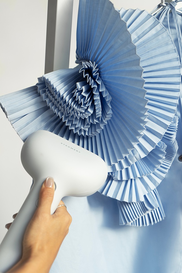 Cirrus X Ročni parni likalnik za oblačila, črn