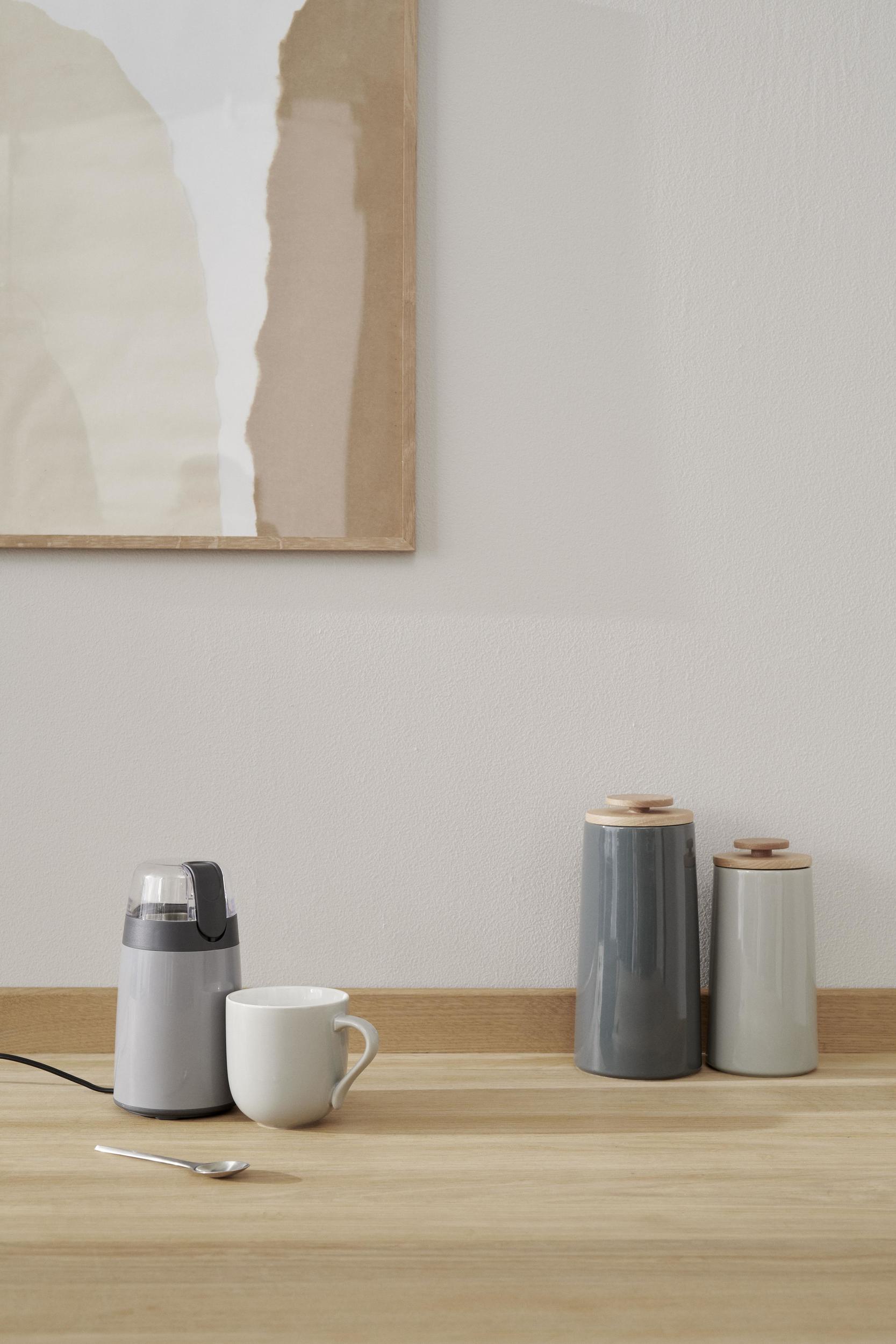 https://3fa-media.com/stelton/stelton-emma-coffee-grinder-grey__121733_22c0c87-s2500x2500.jpg