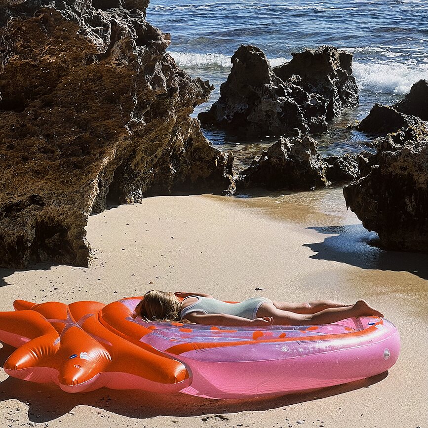 Colchoneta Hinchable Luxe Strawberry Pink Berry, para piscina, rosa fresa