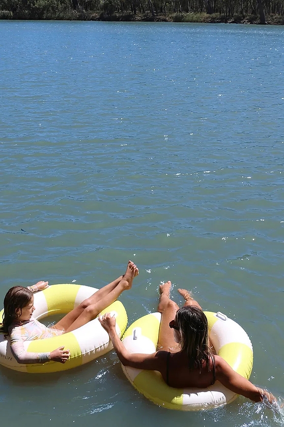 Flotador con asas Sunnylife Rustico, estampado de rayas Driftwood