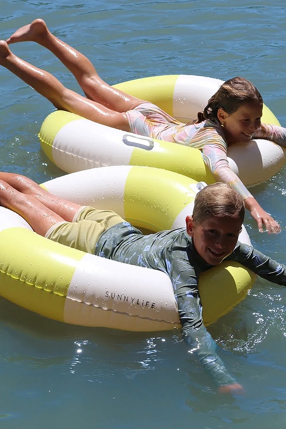 Flotador con asas Sunnylife Rustico, estampado de rayas Driftwood