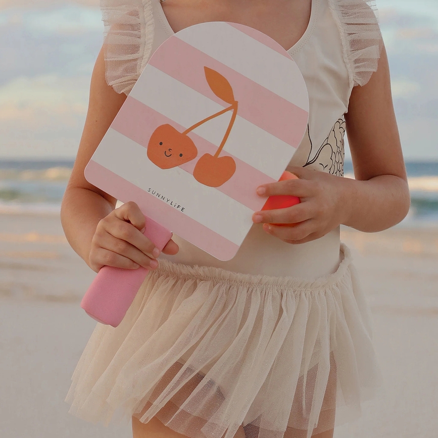 Sunnylife Cotton Candy Cherry Otroške loparčke za plažo z žogicami na ježka, 4-delni set