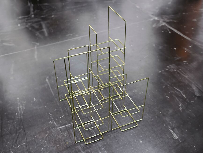 Rewire Stojalo za revije L, zlato