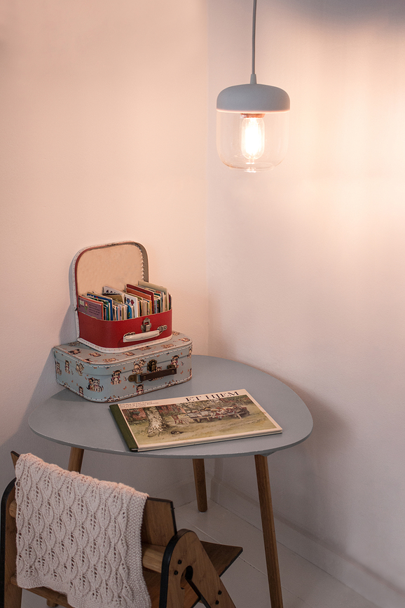 Lámpara colgante Acorn, blanca con cobre pulido, individual