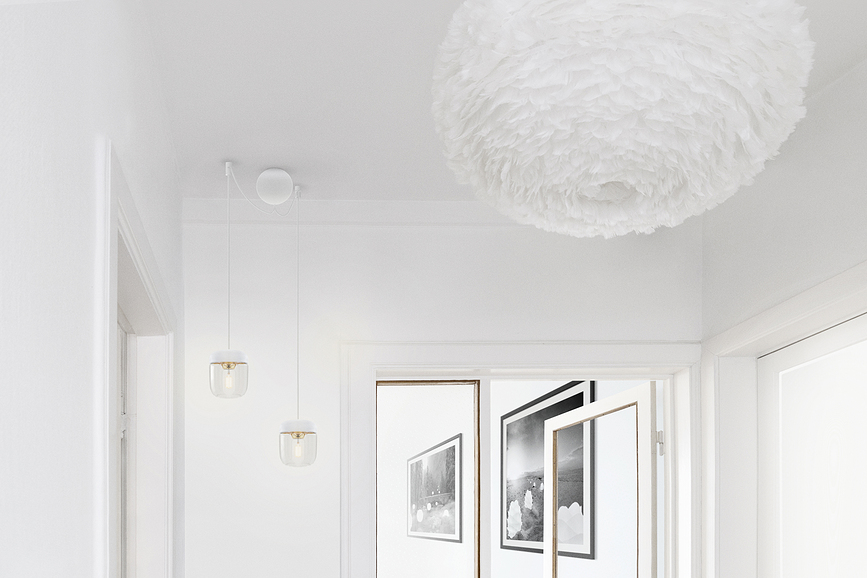 Lámpara colgante Acorn, blanca con latón pulido, individual