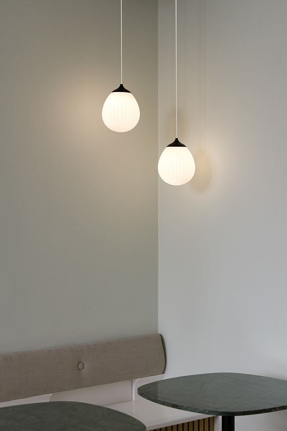 Lámpara colgante Around The World mini, dorada y negra