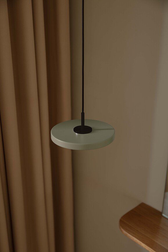 Lámpara Colgante Asteria Micro, verde oliva, con montura negra