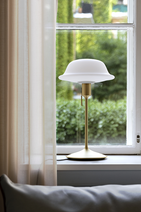 Lámpara de mesa Butler 55 cm, de latón