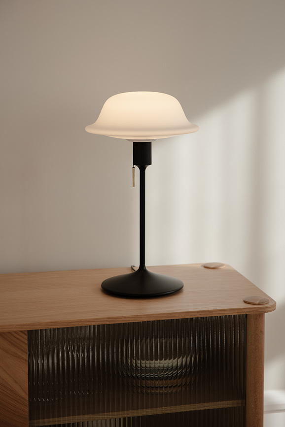 Lámpara de mesa Butler 55 cm, de latón