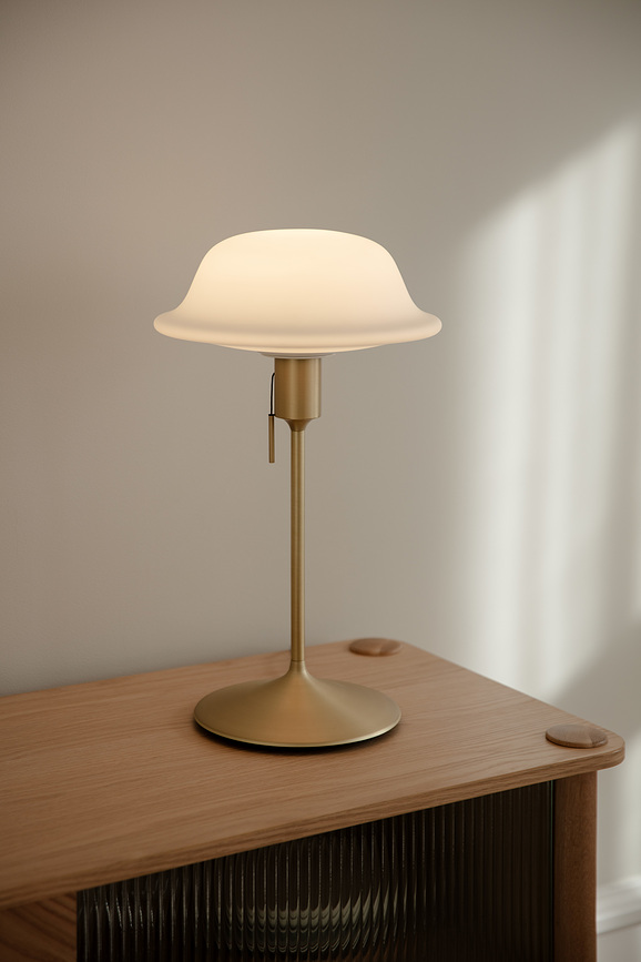 Lámpara de mesa Butler 55 cm, de latón