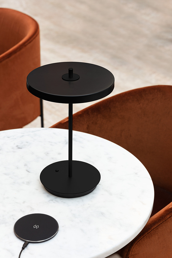 Lámpara de mesa inalámbrica Asteria Move, negra, con base negra