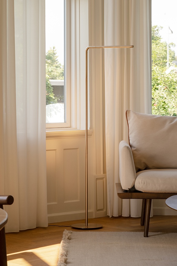 Lámpara de pie Omni, de latón