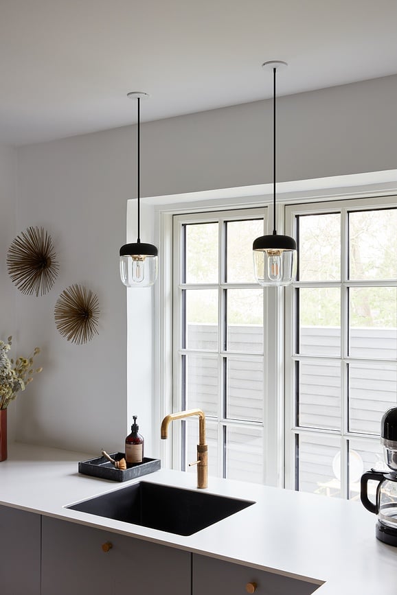 Suspension Acorn noire, laiton poli, simple