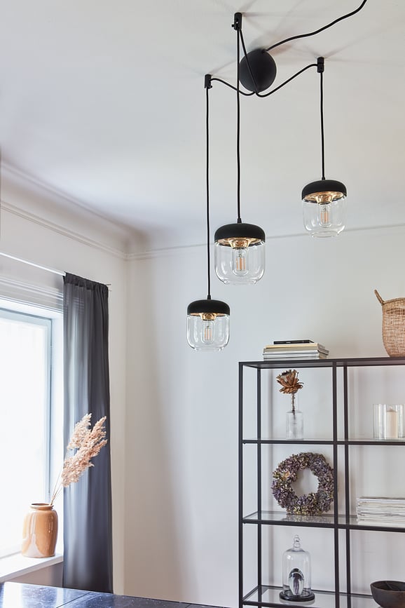 Suspension Acorn noire, laiton poli, simple