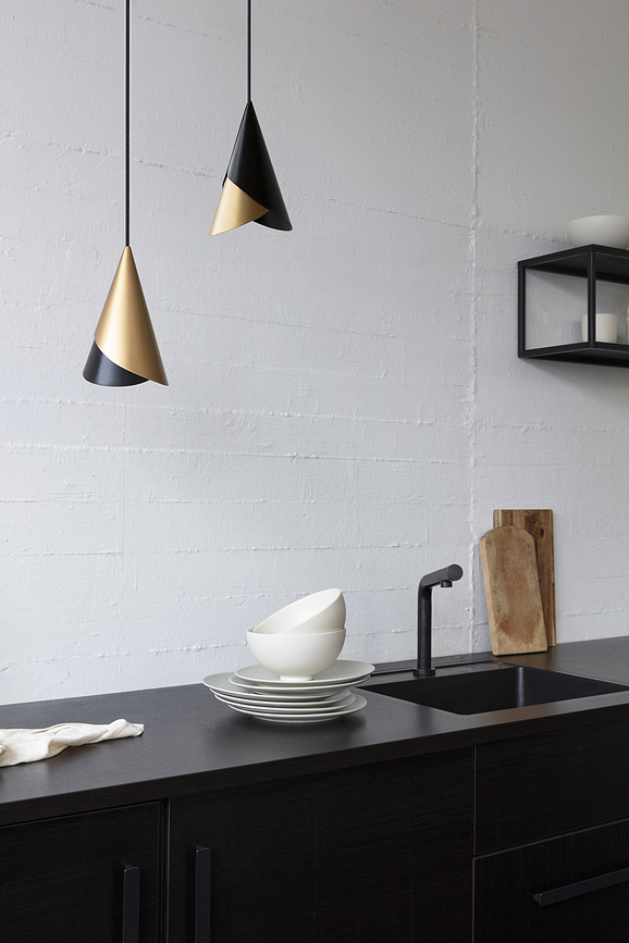 Suspension Cornet conique noir et or