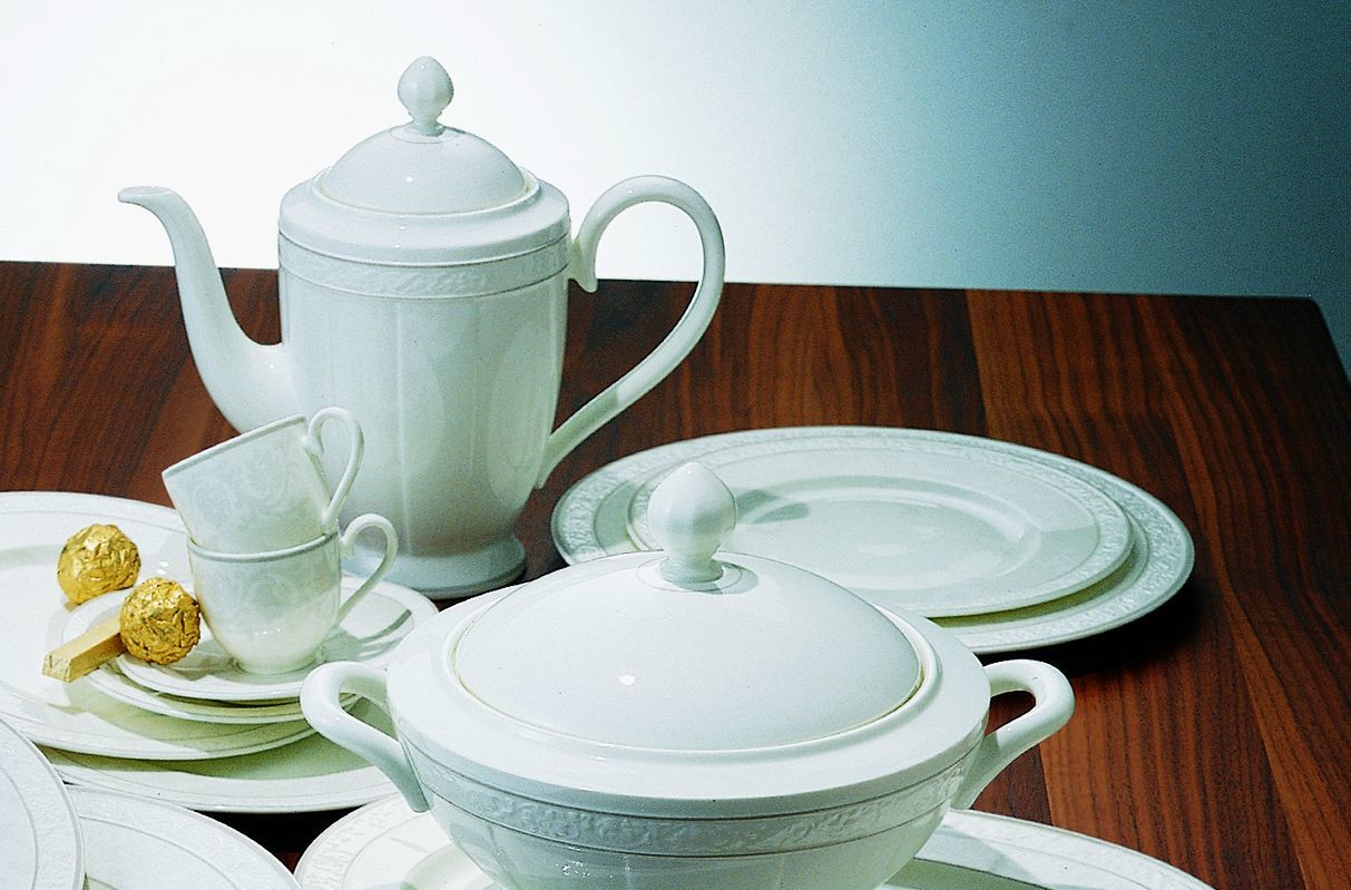 https://3fa-media.com/villeroy-boch/villeroy-boch-gray-pearl-coffee-pot-1-35-l__6645_d0aae0e-s2500x2500.jpg