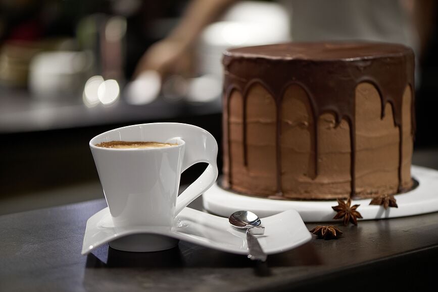 Plato Party NewWave Caffe M, con alojamiento para taza de cappuccino o mug