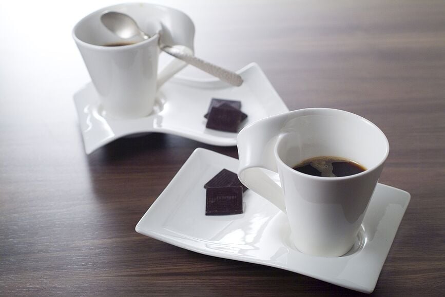 Plato Party NewWave Caffe M, con alojamiento para taza de cappuccino o mug