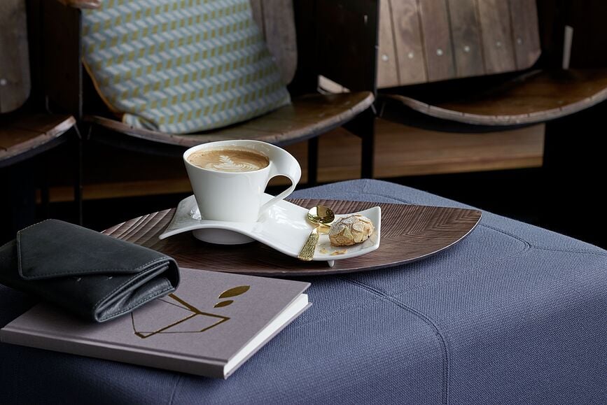 Plato Party NewWave Caffe M, con alojamiento para taza de cappuccino o mug