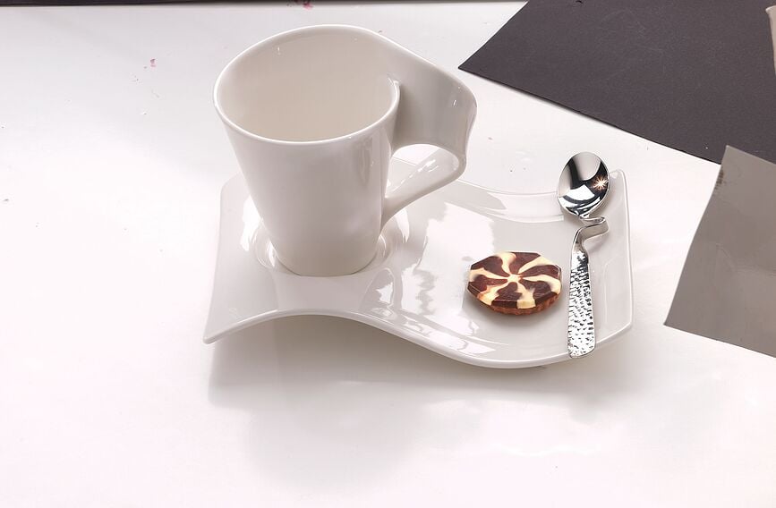 Plato Party NewWave Caffe M, con alojamiento para taza de cappuccino o mug