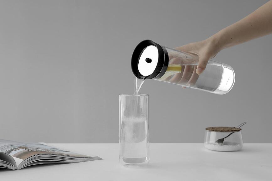 Minima Karafa, črna