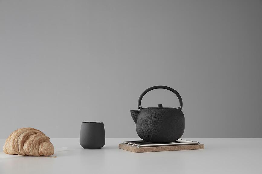 Saga Τσαγιέρα, μαύρη