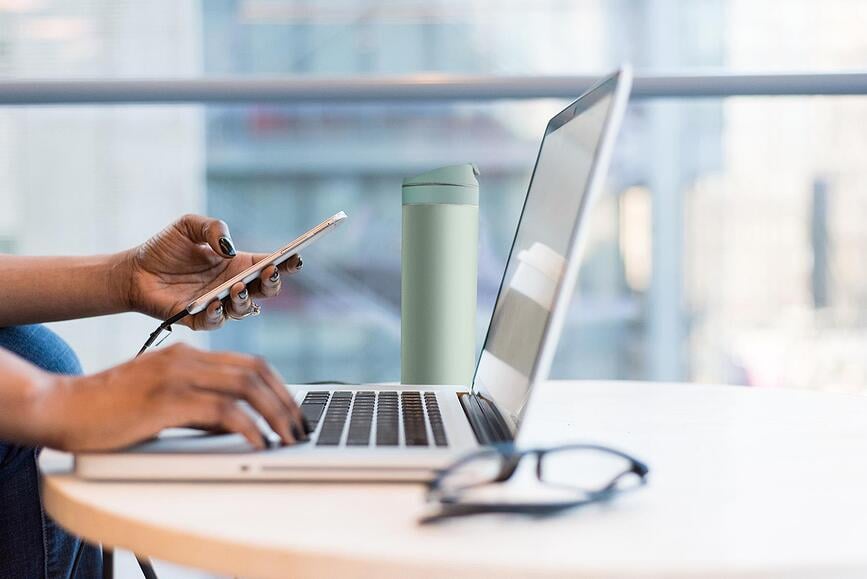 Taza térmica con infusor Recharge Anytime, mostaza