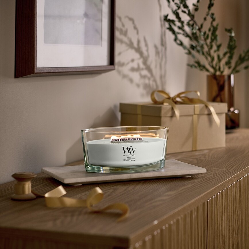 Sveča WoodWick Hearthwick White Tea & Jasmine