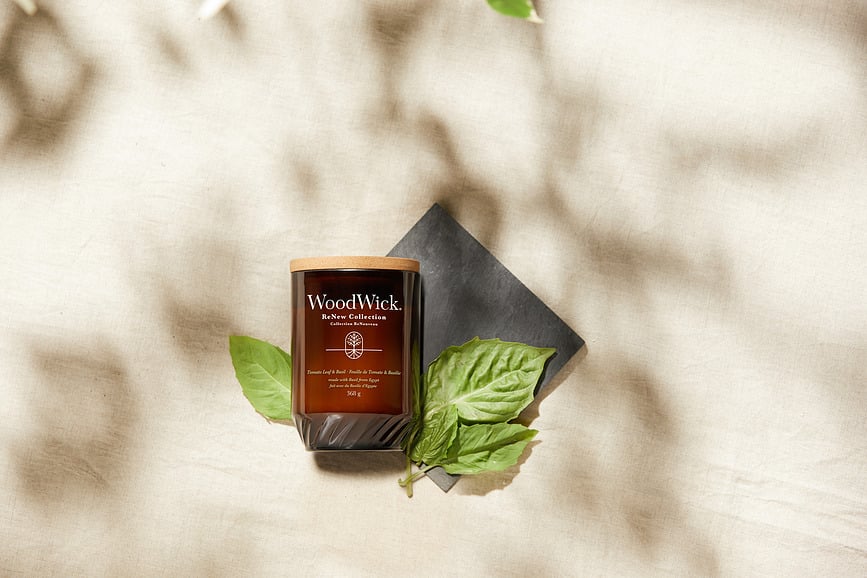 Vela ReNew WoodWick, aroma Hoja de Tomate y Albahaca, grande