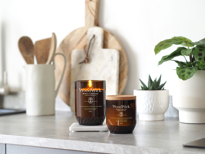 Vela ReNew WoodWick, aroma Hoja de Tomate y Albahaca, grande