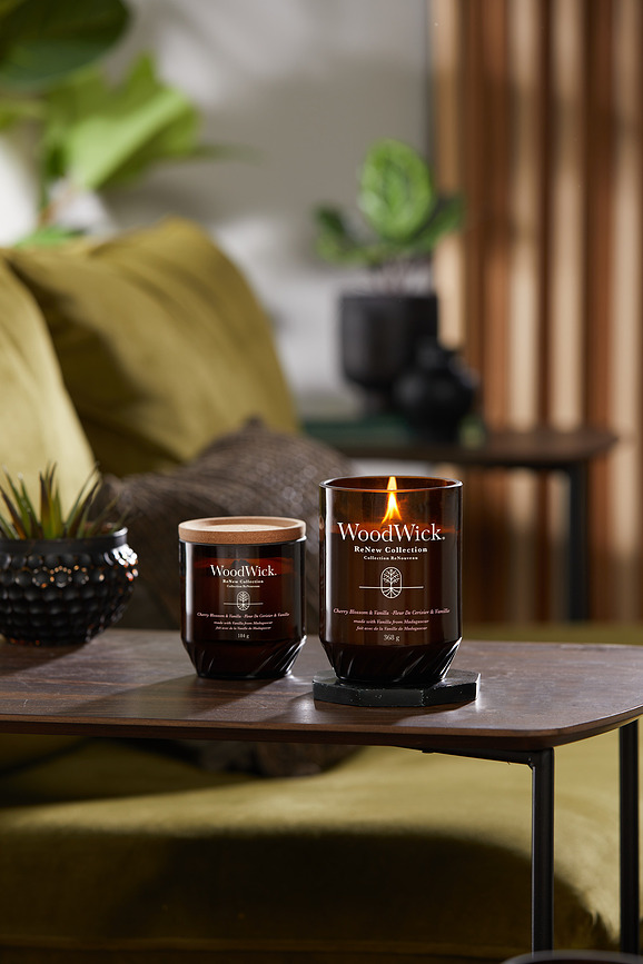 Vela ReNew WoodWick, mediana, aroma flor de cerezo y vainilla
