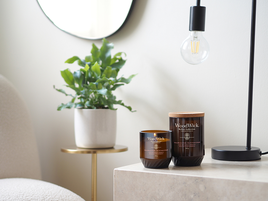 Vela ReNew WoodWick, mediana, aroma flor de cerezo y vainilla